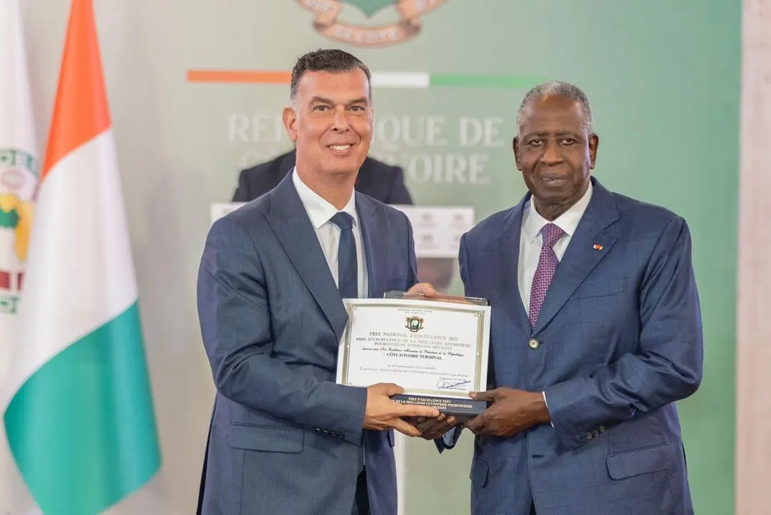 Photo 2 Koen De Backker Directeur General de Cote dIvoire Terminal recevevant le prix de sa structure des mains du mediteur de la republique Adama Tounkara