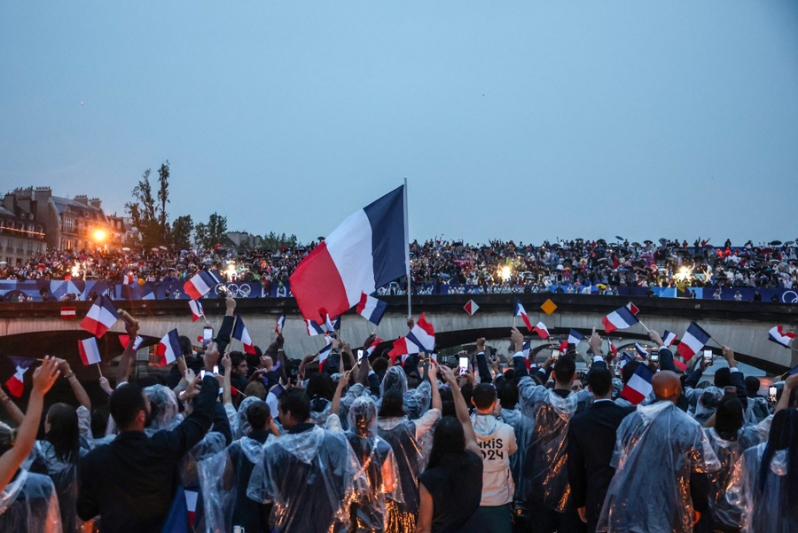 paris lance ses jeux par une parade pluvieuse sur la seine rvavwatp0lg